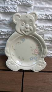 lot 148 image: Pfaltzgraff Child��s Teddy Bear-Shaped Dish with Tea Rose Floral Pattern