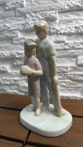 lot 155 image: Porcelain Figurine - Father & Daughter Playing Baseball (6.5 inches)