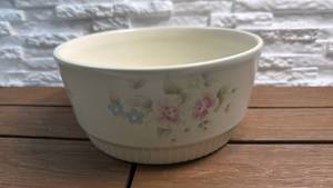 lot 177 image: Pfaltzgraff Ceramic Souffl� Dish in Tea Rose Pattern