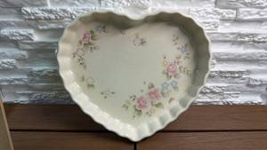 lot 179 image: Pfaltzgraff Heart-Shaped Stonewear Baking Dish in Tea Rose Pattern