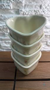 lot 196 image: Pfaltzgraff Heart-Shaped Ramekins in the Tea Rose Pattern - Set of 4
