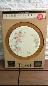 lot 205 image: Pfaltzgraff Perennials Tea Rose Trivet by Vermillion, still in original box