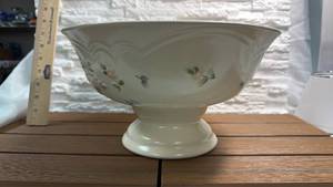 lot 223 image: Pfaltzgraff Pedestal Bowl in the Tea Rose Pattern