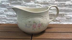 lot 301 image: Pfaltzgraff Gravy Boat in the Tea Rose Pattern