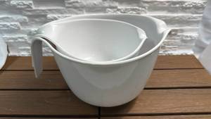 lot 310 image: White Mixing Bowls with Handle, Spout and Measurement Markings (6 Cup & 12 Cup)