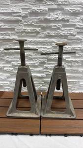 lot 318 image: Pair of Adjustable Screw Jack Stands