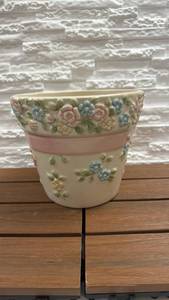 lot 322 image: Pfaltzgraff 7.5 Diameter Flower Pot in the Tea Rose Pattern