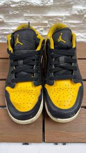 lot 324 image: Jordan 1 Basketball Sneakers Black & Yellow (4Y)