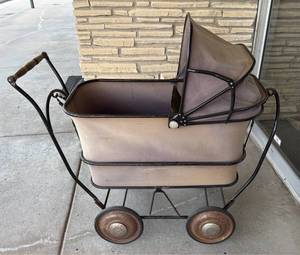 lot 336 image: Trav-L-Eeze Baby Pram (1950s)