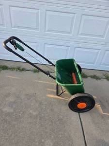 lot 350 image: Scotts Turf Builder spreader