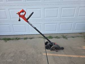 lot 352 image: Black & Decker electric edger