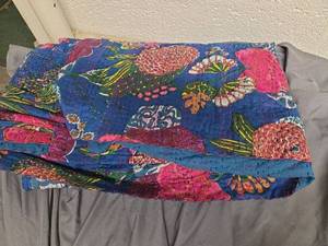 lot 216 image: Thin Quilt Blanket - Retail $0