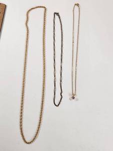 lot 191 image: Lot of Gold Tone Chain Necklaces