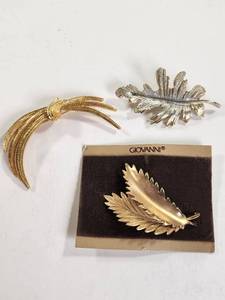 lot 205 image: Gold Tone Brooch Lot Signed Vintage Costume