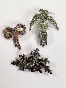 lot 206 image: Lot of 3 Costume Jewelry Brooches Bird and Bow Designs