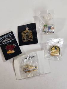 lot 208 image: Quebec Souvenir Pin Lot 5 Pieces Le Chateau Frontenac