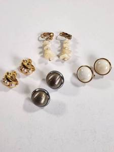 lot 211 image: Vintage to Now Jewelry Lot Earrings Gold Tone Silver Tone Pearls Shells