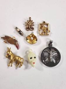 lot 232 image: Lot of 8 Vintage Mixed Pendant Charms