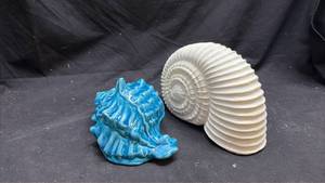 lot 216 image: Decorative Shells,Set of 2