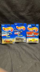 lot 289 image: Mattel Hot Wheels 3-Pack Flashfire Range Rover Fire Flasksider Diecast Cars