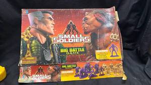 lot 293 image: MB Small Soldiers Big Battle Game