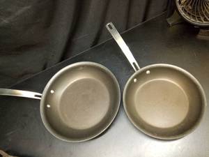 lot 1040 image: Kirkland Signature Professional Quality Fry Pan Set 10 inch 12 inch - Retail $0