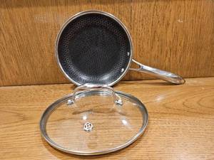 lot 260 image: $139 HexClad 8 Hybrid Nonstick Frying Pan with Lid, Dishwasher & Oven Safe  Stay-Cool Handles, Dishwasher and Oven Safe up to 900 F, Compatible with All Cooktops