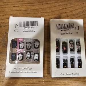 lot 2208 image: Lot of 2 Halloween press on Nails