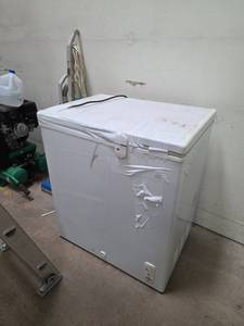 lot 7006 image: General Electric FCM5DMCWH Chest Freezer