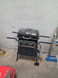 lot 7009 image: Charbroil Gas Grill w Side Burner & Warming Rack