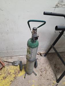 lot 7012 image: Oxygen Breathing Gas Cylinder Cart