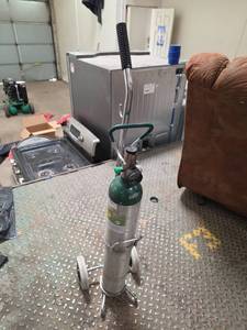 lot 7020 image: Portable Compressed Gas Cylinder Cart w Regulator