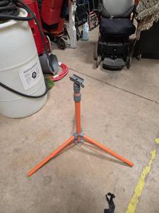 lot 7073 image: Orange Tripod Stand Light Tower