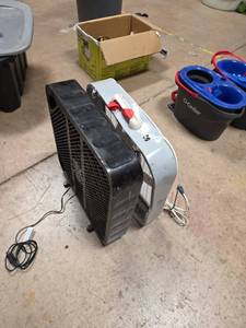 lot 7090 image: Lot of Two Box Fans