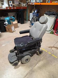 lot 7099 image: Invacare 1113 Jazzy ATS Power Wheelchair