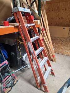 lot 7102 image: Fiberglass A-Frame Step Ladder w Aluminum Top