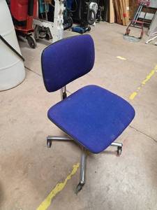 lot 7129 image: Blue Office Chair with Casters