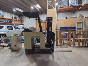 lot 7156 image: Crown RC3020-30 Electric Stand-Up Forklihft 3000 lb
