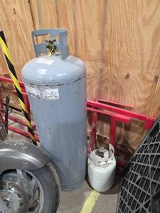 lot 7162 image: Propane Cylinder with Valve Assembly