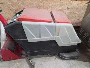 lot 7170 image: Hako Minuteman MC2600Z Ride-On Floor Scrubber
