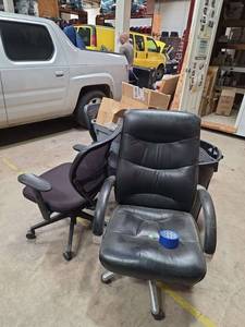 lot 7209 image: Black Leather Office Chair with Ottoman