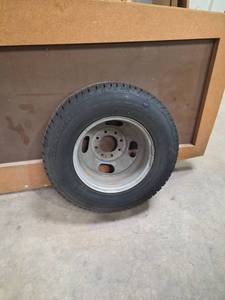 lot 7229 image: Truck Tire and Wheel Assembly