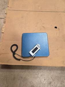 lot 7242 image: Digital Platform Scale w Coiled Cable