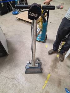 lot 7251 image: Zipper Floor Scraper with Dual Tines