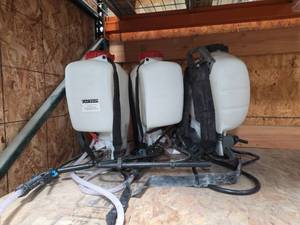lot 7285 image: Solo Backpack Sprayer 4-Tank Set w Straps