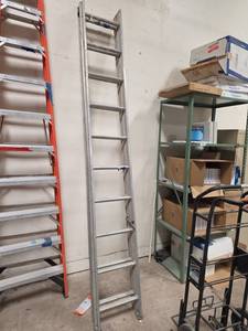 lot 7567 image: Aluminum Extension Ladder 16-Rung