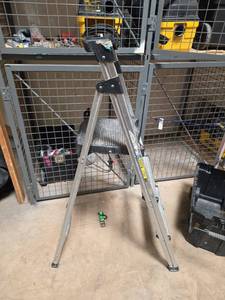 lot 7613 image: Aluminum Step Ladder w Black Top Platform