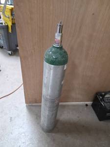 lot 7637 image: Oxygen Compressed Gas Cylinder w Regulator