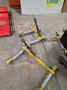 lot 7639 image: Daytona 1300 LB Vehicle Positioning Wheel Dolly