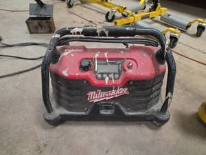 lot 7645 image: Milwaukee Jobsite Radio with Charger